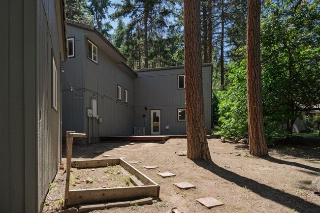 Building Photo - Three Bedroom House in Lynnewood