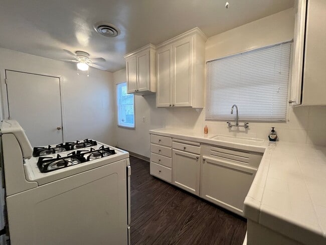 Building Photo - Centrally located 3-bedroom house