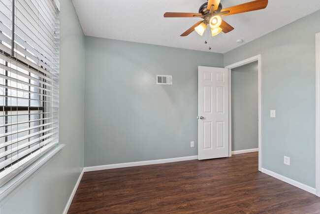 Building Photo - 618 E Johnston St