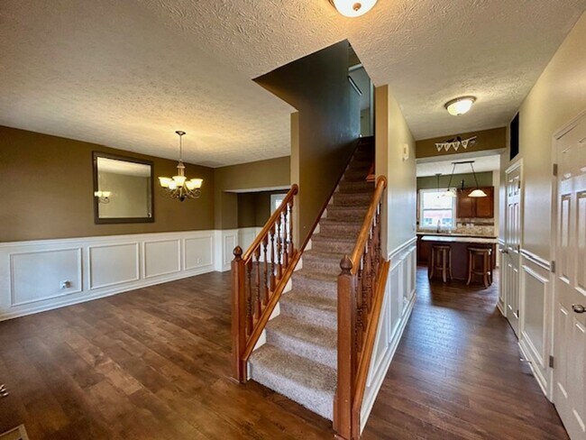 Building Photo - Beautiful 2 Story, 4 Bedroom, with a Full ...