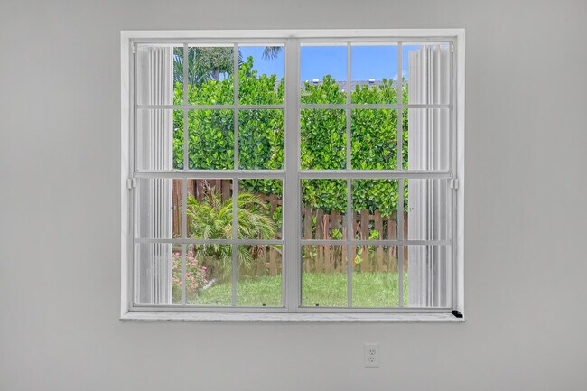Building Photo - 935 Honeytree Ln