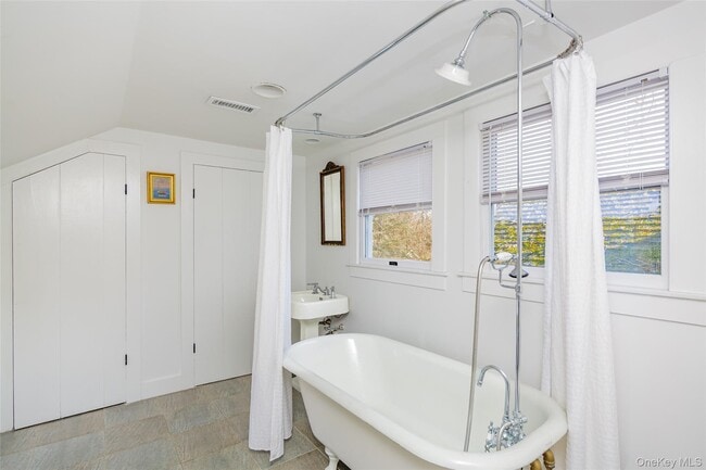 Building Photo - 78 Mecox Road