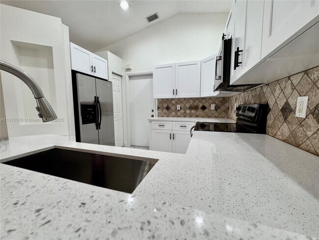 Building Photo - 4481 Dogwood Cir