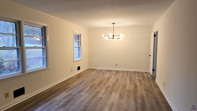 Building Photo - 4035 Meadowbrook Dr