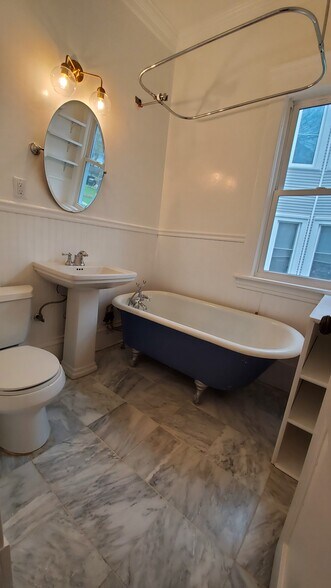 Upper Bathroom - 1400 N Girard Ave N