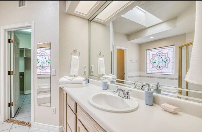 Building Photo - Short Term leases optionn4 Bedrooms 3 baths( near by Sunland Park Dr & Mesa St)