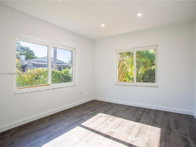 Building Photo - 2520 SW 22nd Terrace