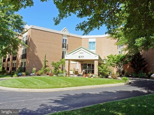 Primary Photo - 677 Elm St