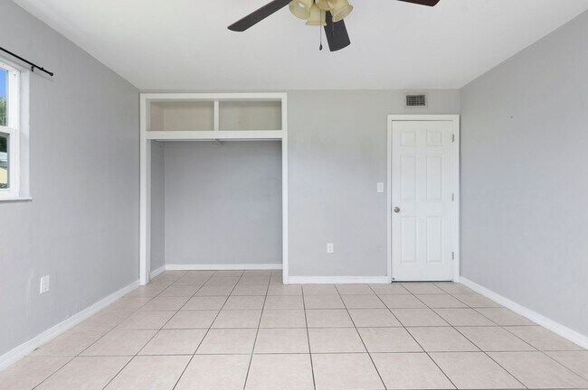 Building Photo - Charming & Rare 4-Bedroom Home in Saint Petersburg!