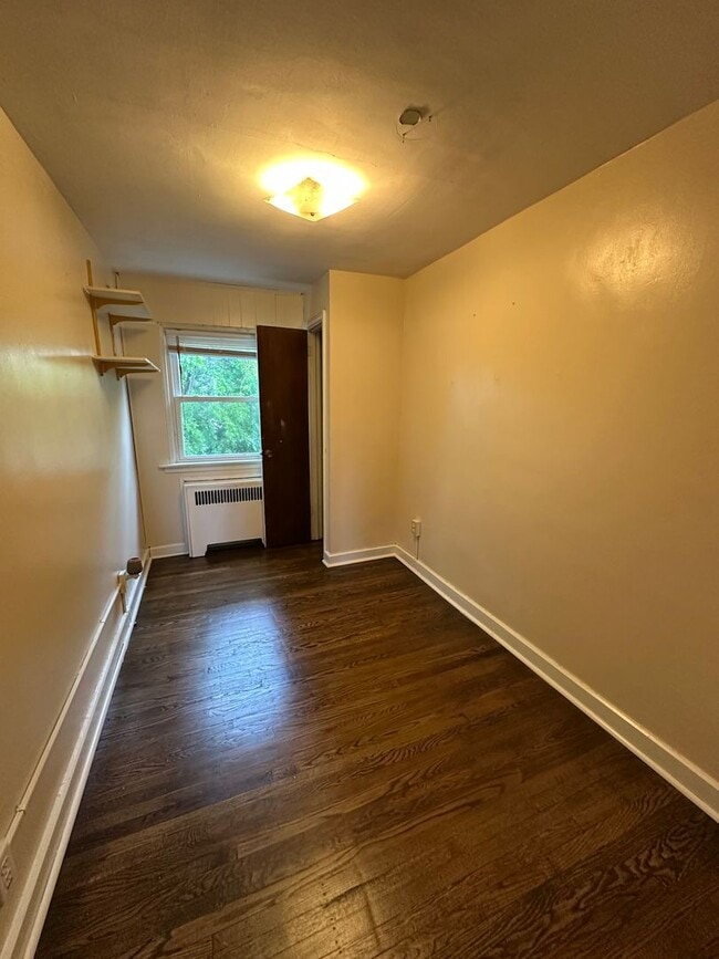 Building Photo - 3 Bed, 1 Bath Rowhome