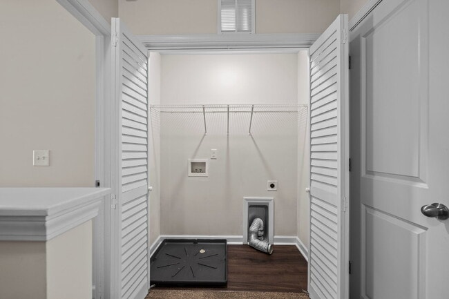 Building Photo - Charming 2-Bedroom, 2.5 Baths Townhouse in...