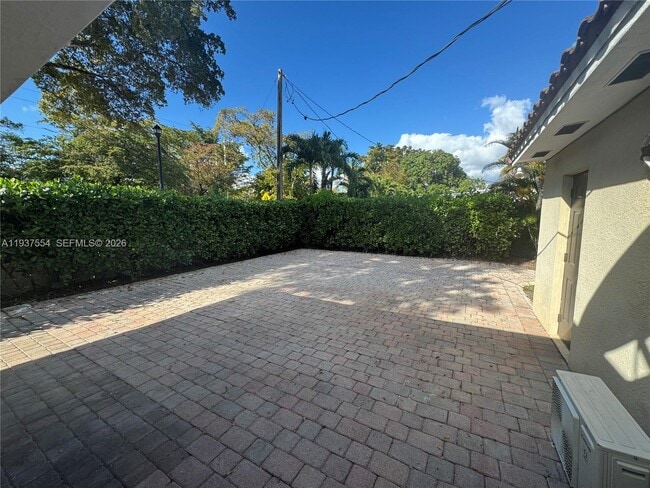 Building Photo - 6580 Lake Blue Dr