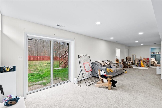 Building Photo - Beautiful 5-bedroom home close to VRE, I-95, shopping and much more!