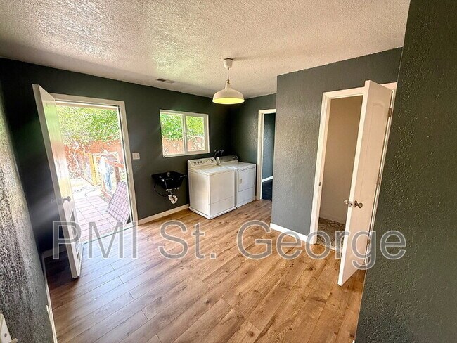 Building Photo - 1149 E Elder Cir