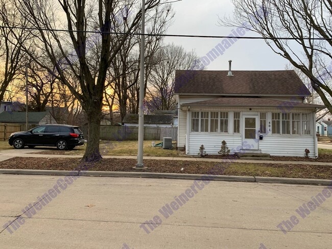 Building Photo - 2 Bedroom House Available Now!