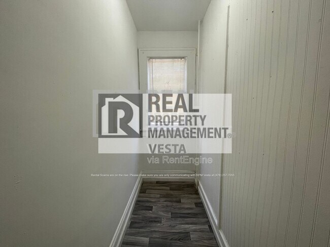 Building Photo - 1096 Hillyer Ave