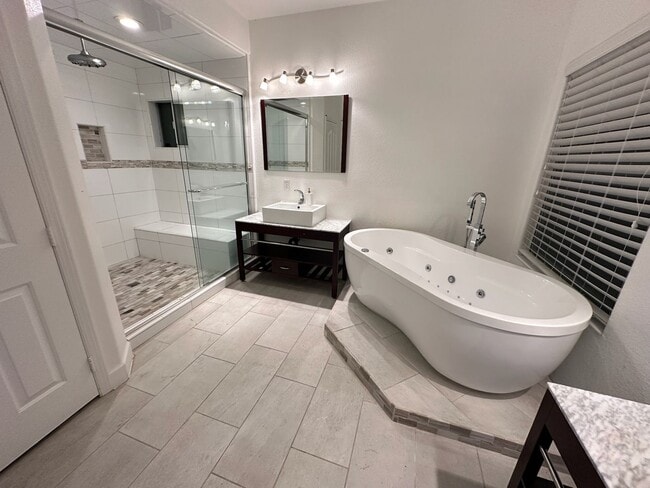 Building Photo - 5701 W Country Ave