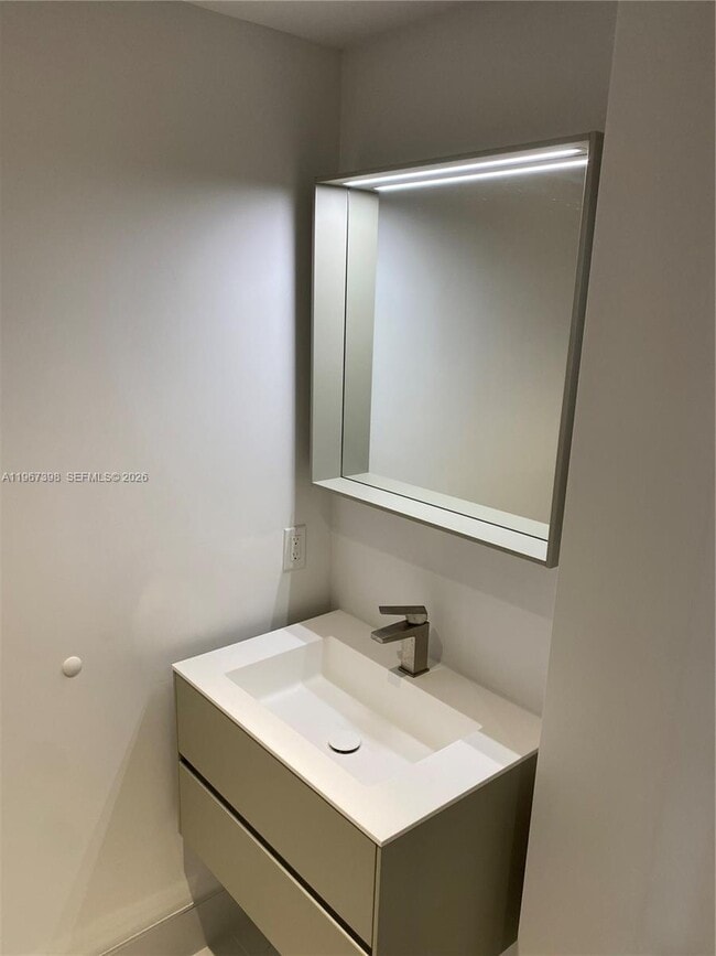 Building Photo - 9521 E Bay Harbor Dr