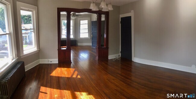 Building Photo - 52 Catherine St