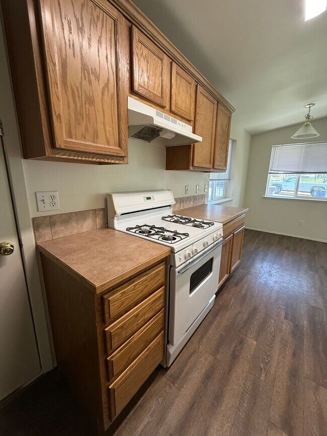 Building Photo - Single Level 2 Bed/2 Bath with Garage - NW Cedar Ave