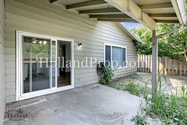 Building Photo - Charming 3-Bedroom Duplex with Fenced Yard, Fireplace & Garage Near Hwy 26!