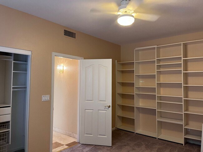 Building Photo - 4746 W Carla Vista Dr