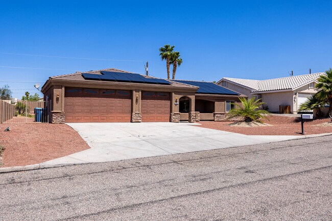 Building Photo - 3161 Newport Dr