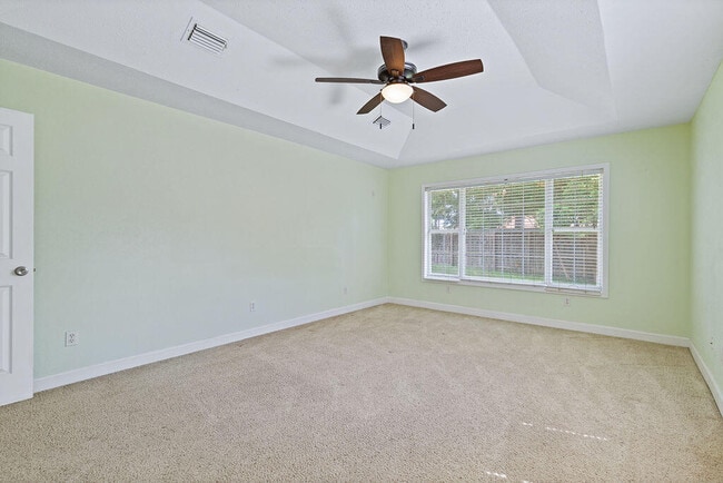 Building Photo - 208 Palm Cir