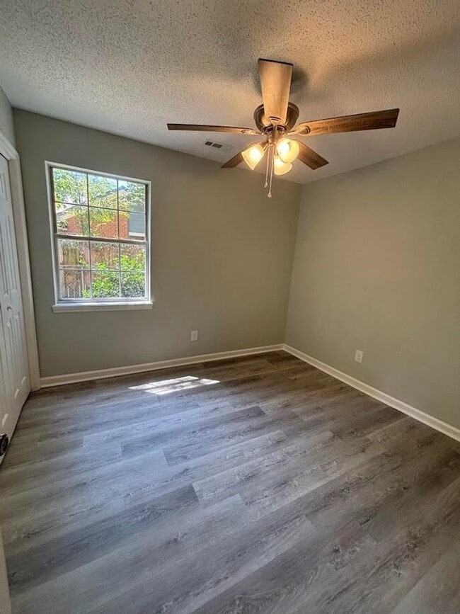Building Photo - Newly Renovated 3 Bedroom Duplex~