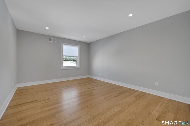 Building Photo - 20 Bouton St