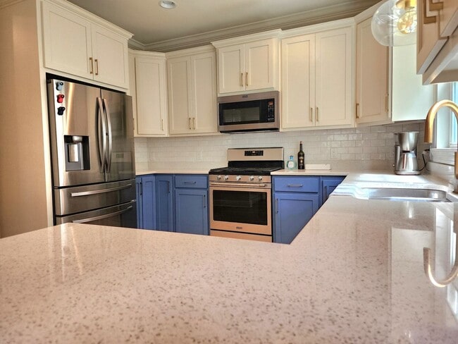 Building Photo - Stunning 2-story Home in the Coveted East Pensacola Heights!