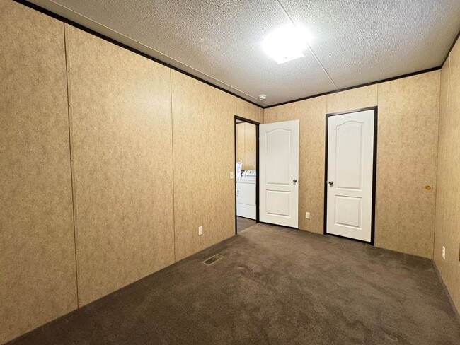 Building Photo - 3 Bed 2 Bath Mobile Home