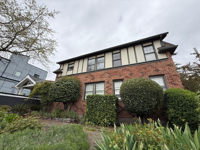 Building Photo - 1 Bed 1 Bath Top Floor Wallingford Condo!