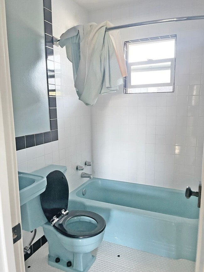 Building Photo - Remolded Mid-Town / South-West location wi...