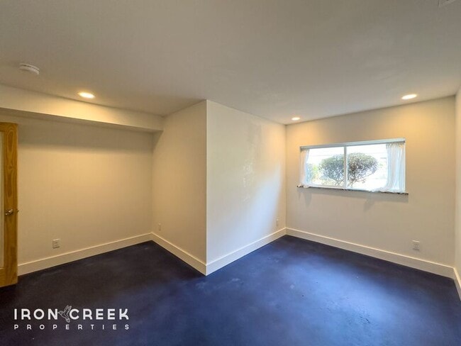 Building Photo - 12 Chateau Pl