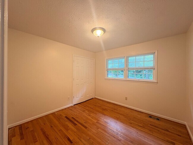 Building Photo - 1112 Ridge Dr