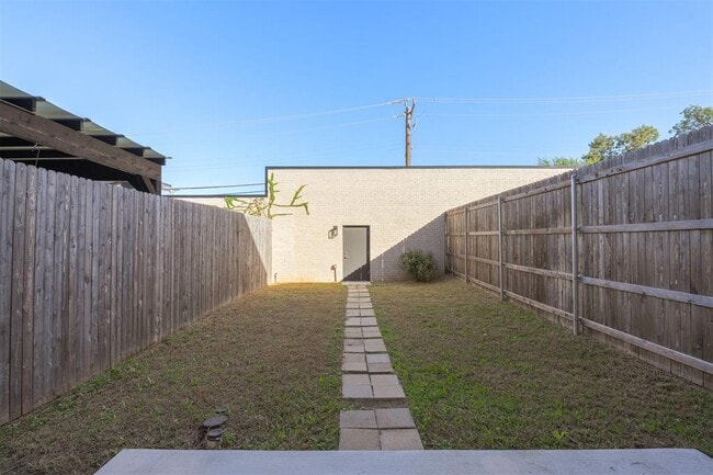 Building Photo - 827 NW 8th St