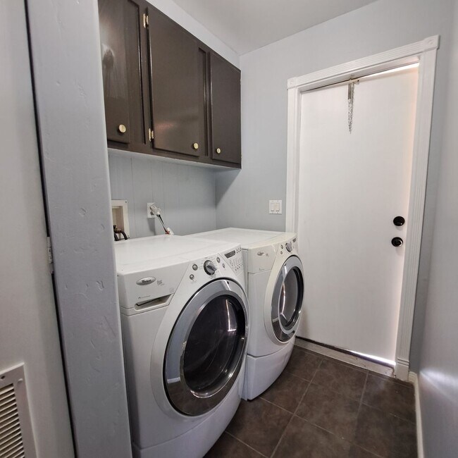 Building Photo - 5033 Sitka Ln