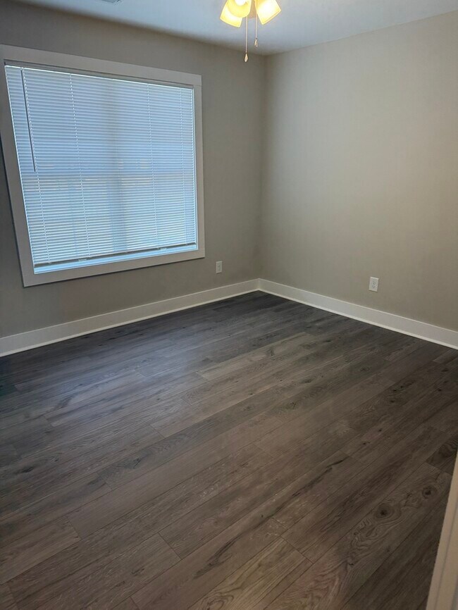 Building Photo - 1002 Grace Ave