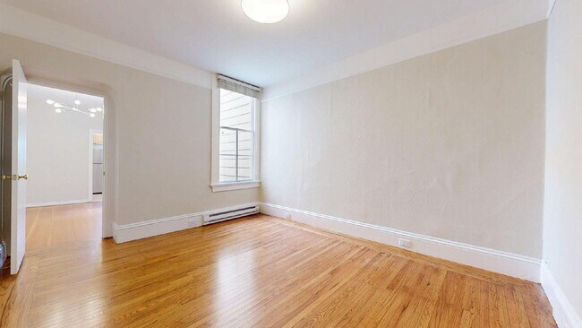 Building Photo - Convenient & Large 2BR/1BA Flat w/ In Unit Laundry & Dishwasher