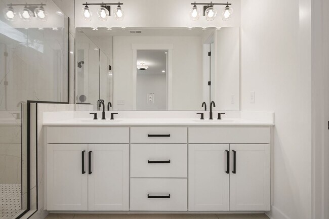 Building Photo - Gorgeous 4-bedroom, 4-bathroom Modern Home Durham, NC