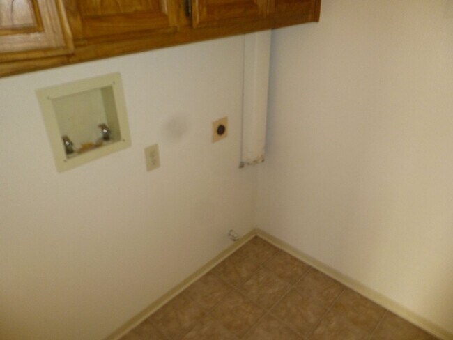 Building Photo - uni600