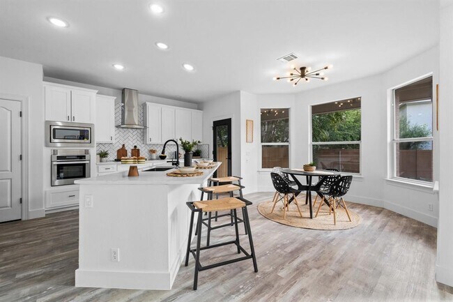 Building Photo - 10909 River Plantation Dr