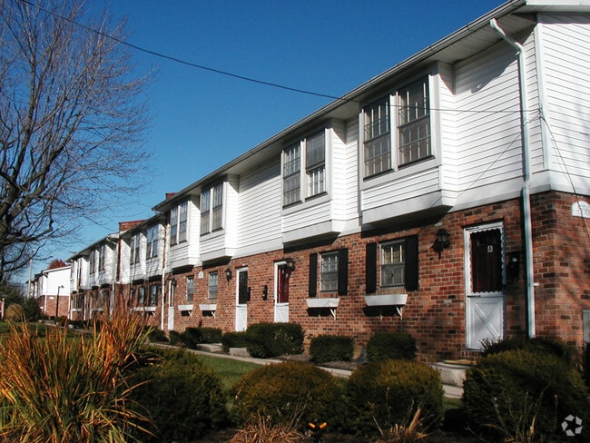 Building Photo - Gaslight Village