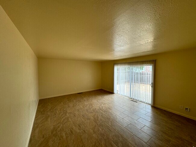 Building Photo - 487 Larson Ct