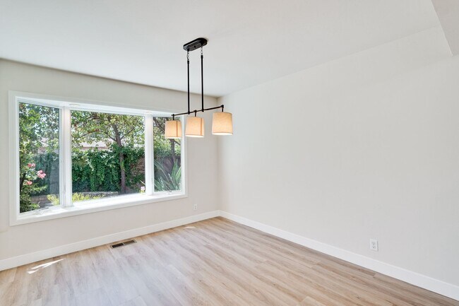 Building Photo - $8500-Mountain View  4 bedroom 3 baths in great neighborhood!