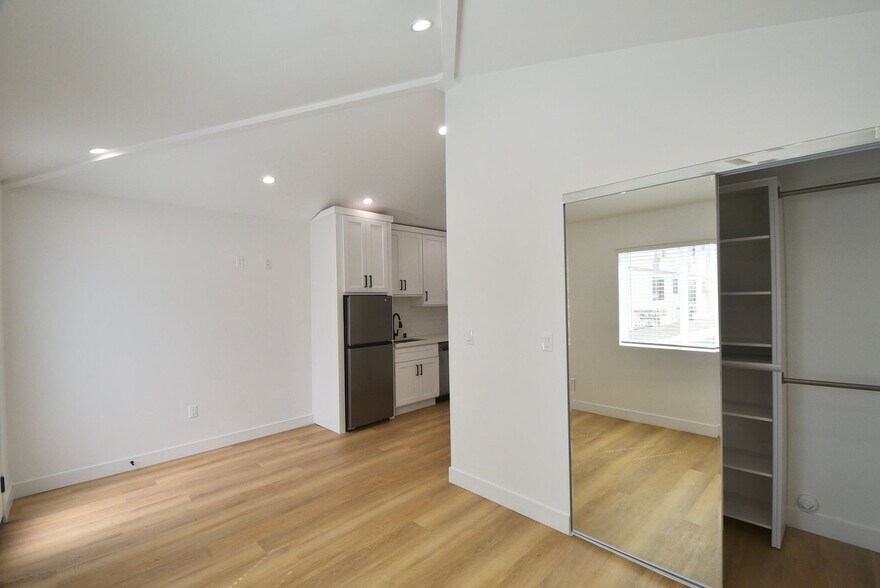 Building Photo - 10839 Moorpark St