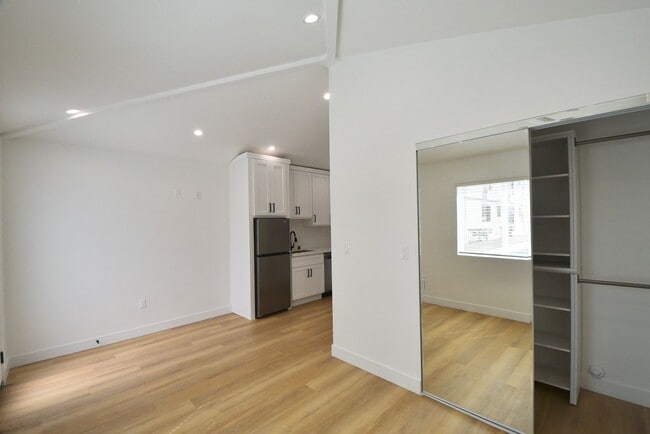 Interior Photo - 10839-45
