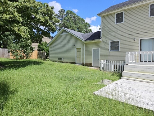 Building Photo - 1617 Hennessy Pl