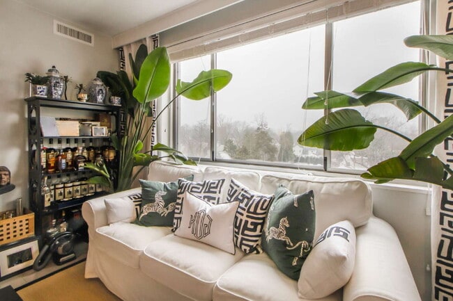 Building Photo - Affordable (utils included!) Luxury Living...